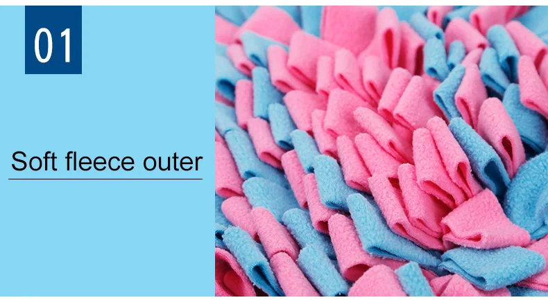 Un primer plano de una tela con una textura exterior de suave vellón. La tela parece tener un tacto afelpado y aterciopelado y está coloreada en tonos de rosa y azul. La textura sugiere que podría usarse para ropa, mantas u otros artículos blandos.