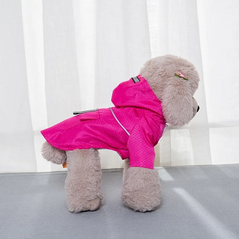Un perro de peluche con una chaqueta rosa