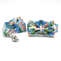 Collar para perro con nombre grabado azul floral y correa