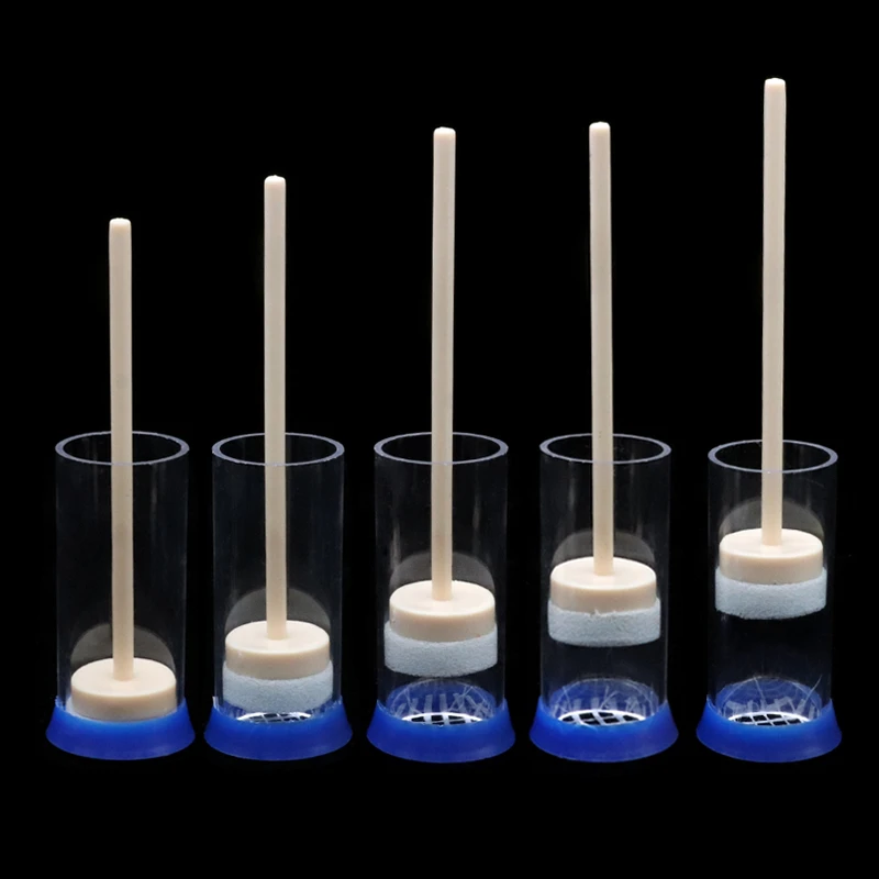 Una fila de objetos blancos y azules con palos en ellos