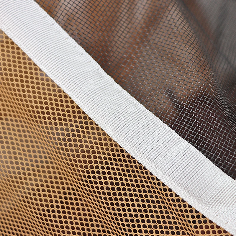 Una red de malla con un borde blanco