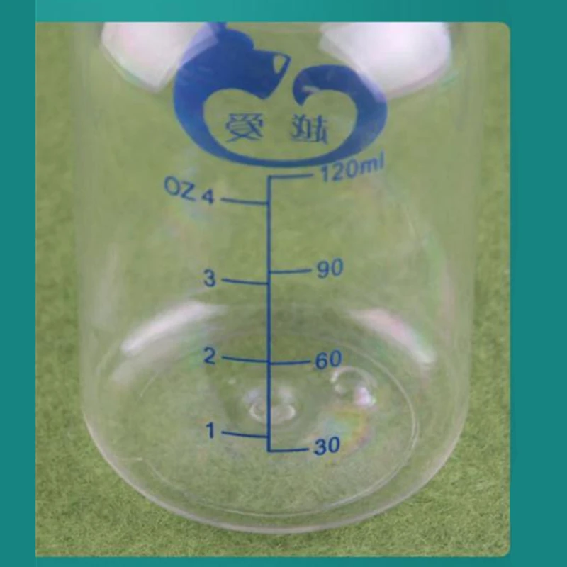 Un vaso medidor de plástico transparente con una escala medidora azul. La escala indica el volumen en mililitros (ml) y onzas (oz)