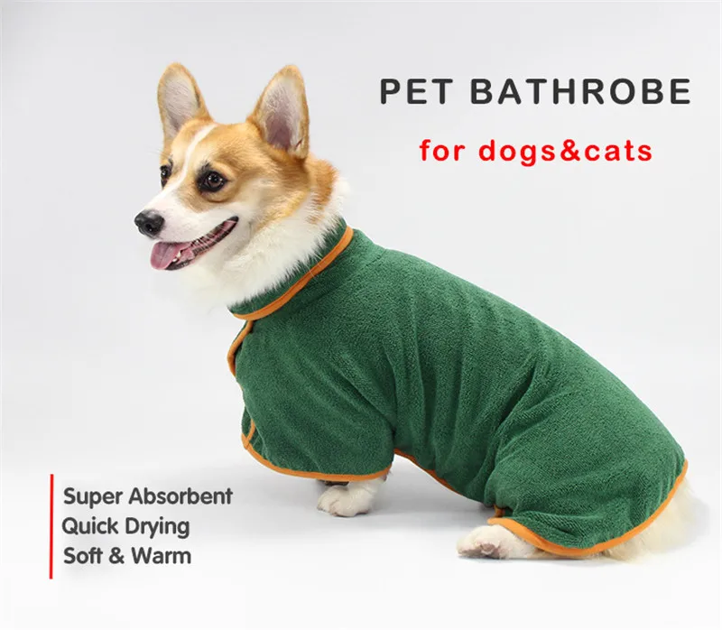 Albornoz para perros usado como abrigo de invierno