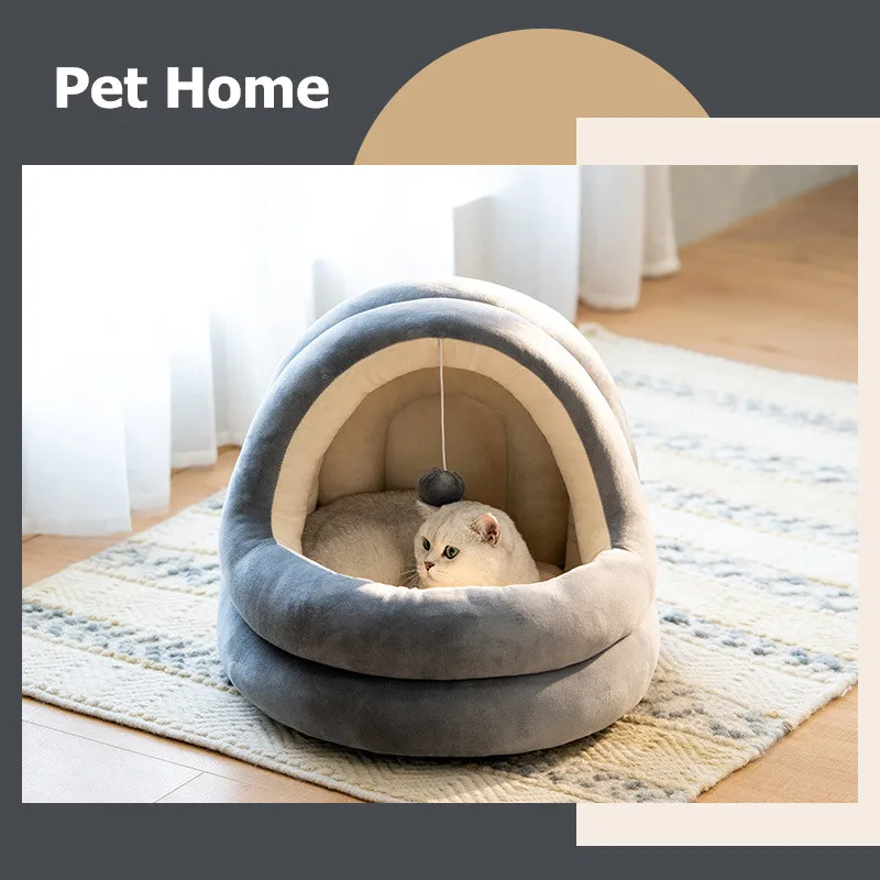 Un gato acostado dentro de una cama para mascotas. La cama está diseñada para parecerse a una acogedora sala circular con un interior suave y acolchado. Está colocado sobre una alfombra y el entorno parece ser un ambiente hogareño con una atmósfera cálida y acogedora.