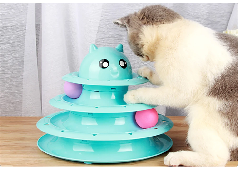 Gato jugando en grupo alrededor de la torre