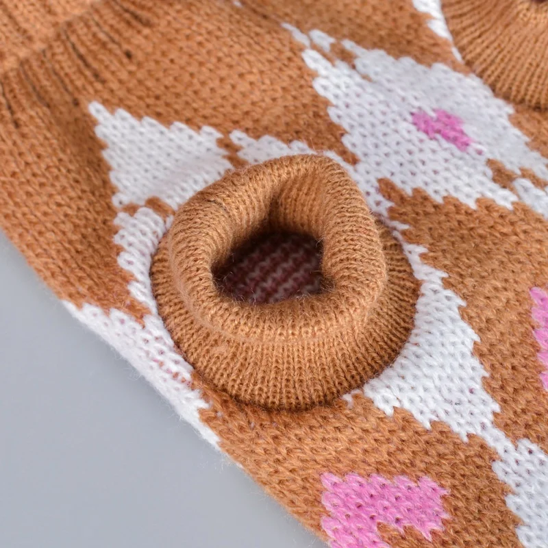 Detalle del patrón navideño tejido en el suéter