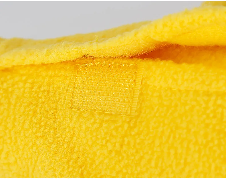 Detalle del juguete de peluche pato para perros