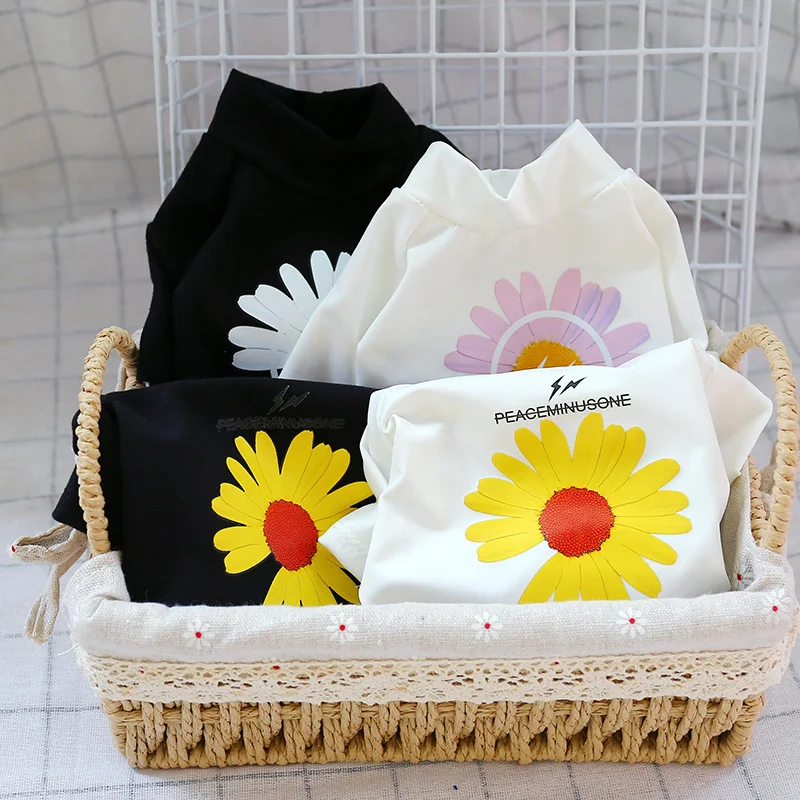 Detalle de las costuras y acabado de la camiseta para gatos