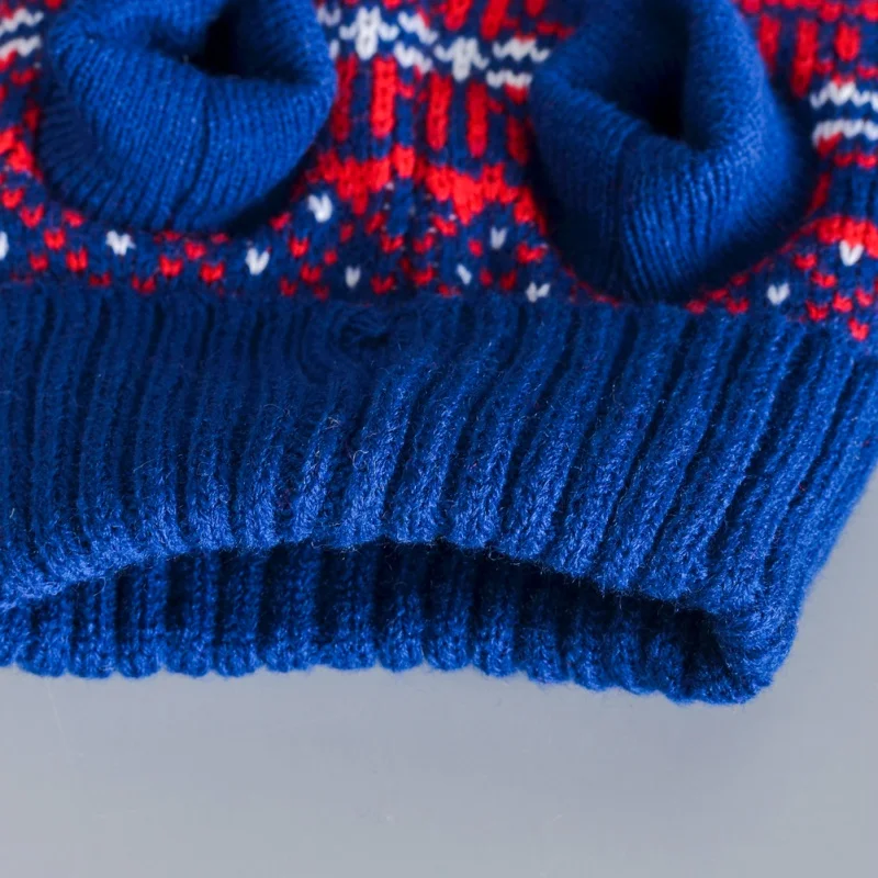 Suéter navideño extendido sobre la mesa para ver su forma