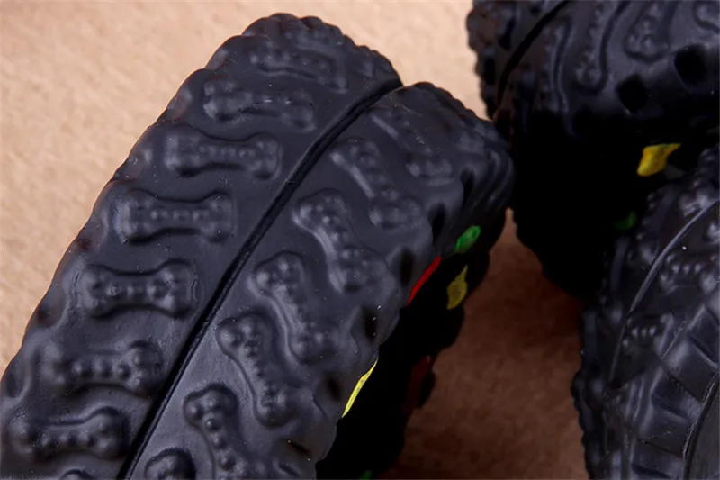 Neumático de goma apilado con otros juguetes para perro