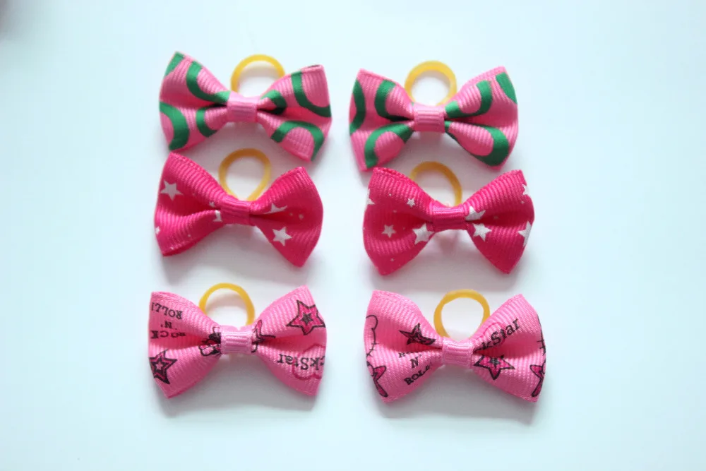 Perro con lazo rosa en el pelo