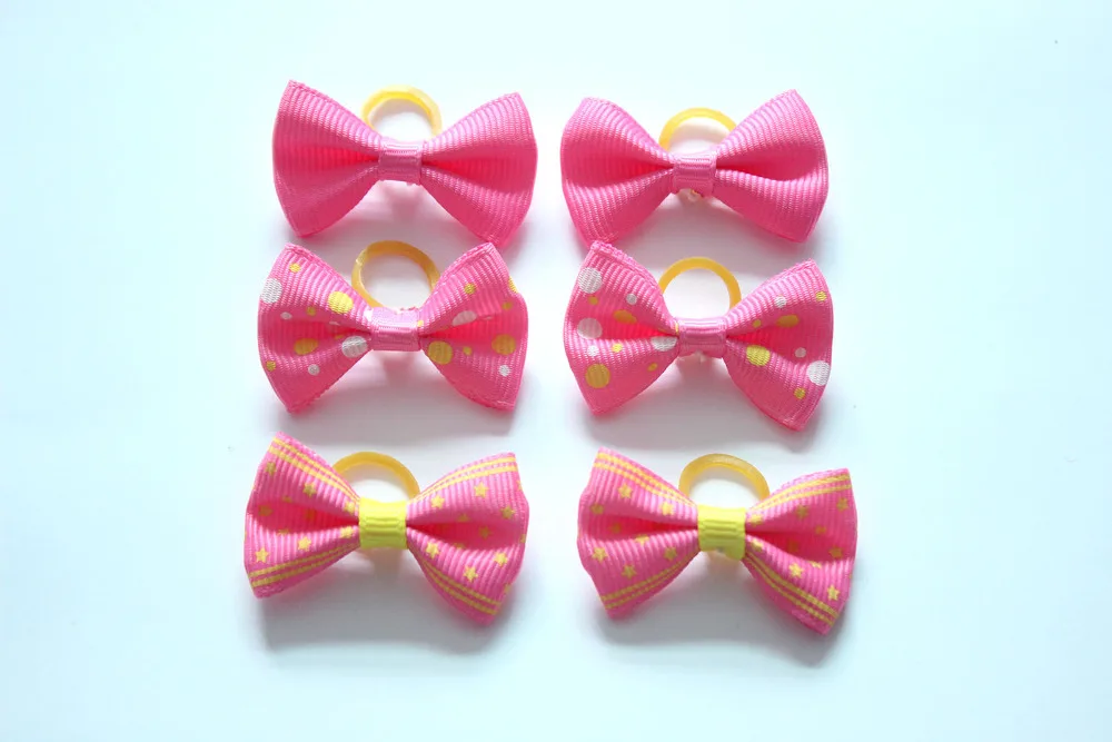 Perro con varios lazos pequeños en el flequillo