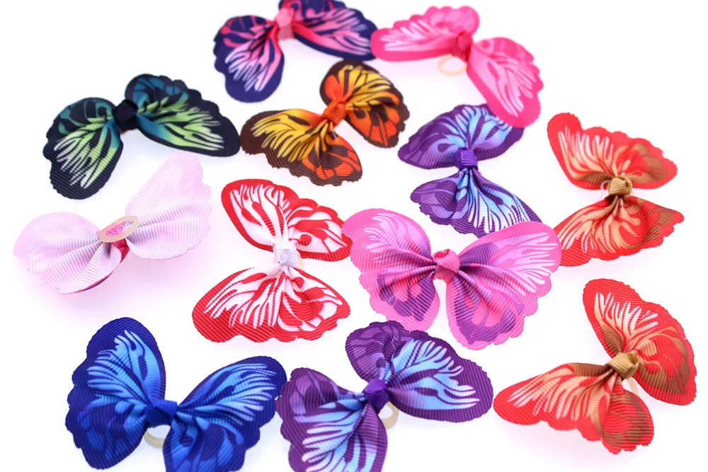 Perro pequeño luciendo varios lazos mariposa en el pelo