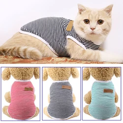 Ropa clásica a rayas para gatos y chaleco de perros