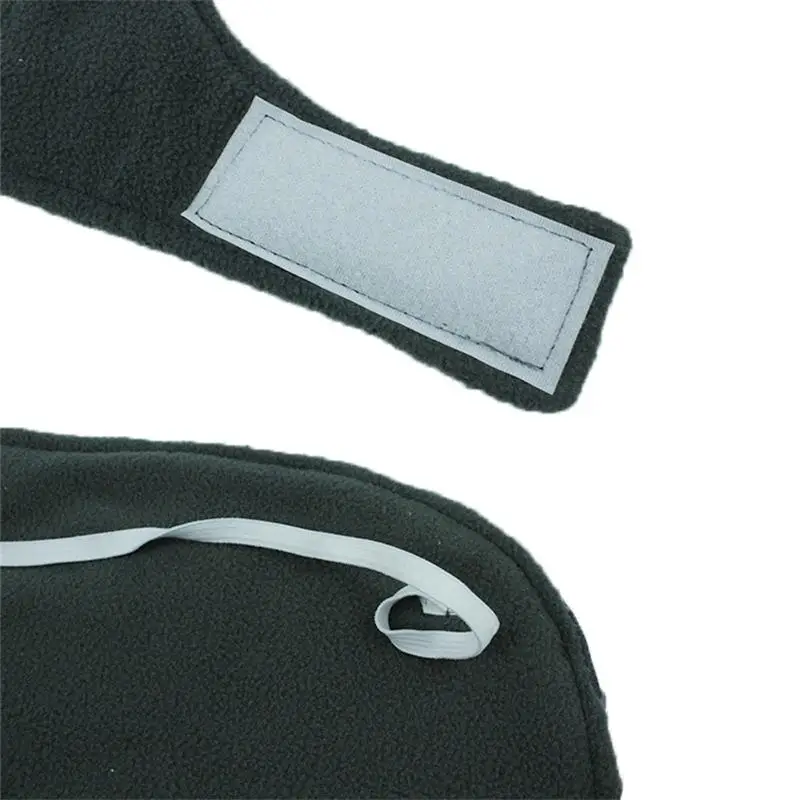 Un artículo negro con una correa y etiqueta blanca