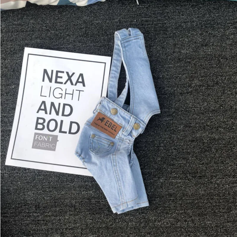 Mono vaquero para bulldog francés con tirantes ajustables y pantalones vaqueros