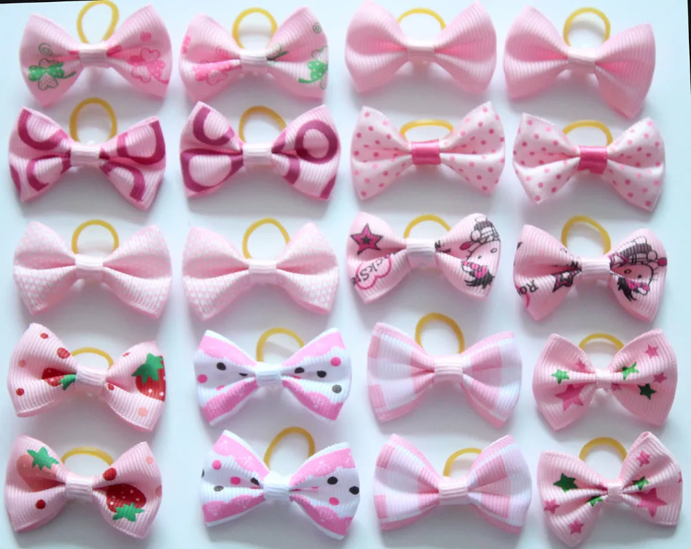 Lazos de aseo organizados por colores sobre una superficie blanca