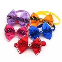 Corbata decorativa de plumas brillantes para gatos y perros