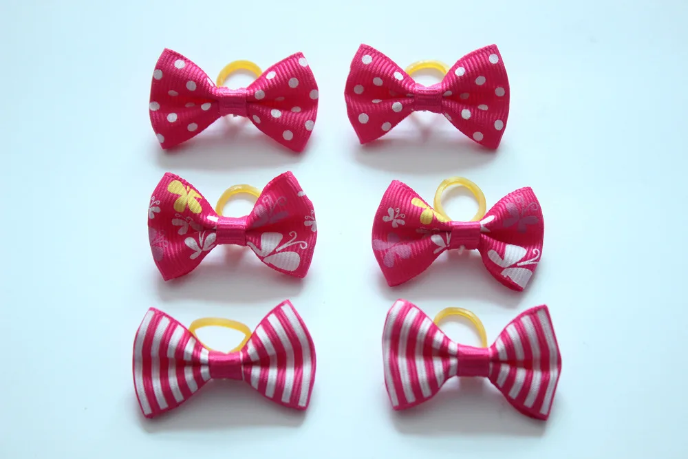 Varios lazos para perros y gatos sobre una superficie clara