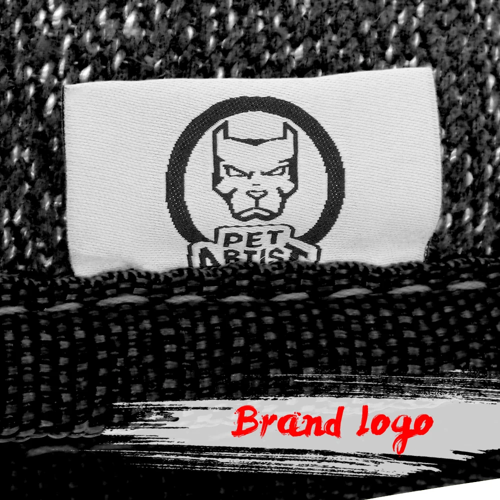 Manga de mordida mostrada junto a otros accesorios de entrenamiento