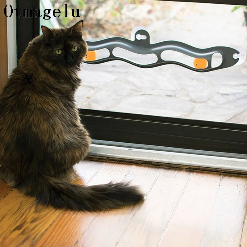 Un gato negro sentado en un piso de madera