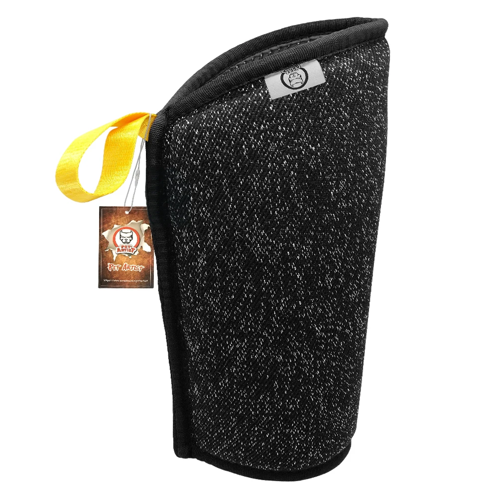 Perro sujetando la manga de mordida con la boca