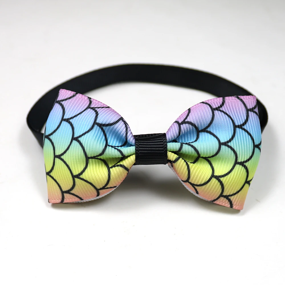 Perro pequeño usando pajarita con diseño escamas de pescado