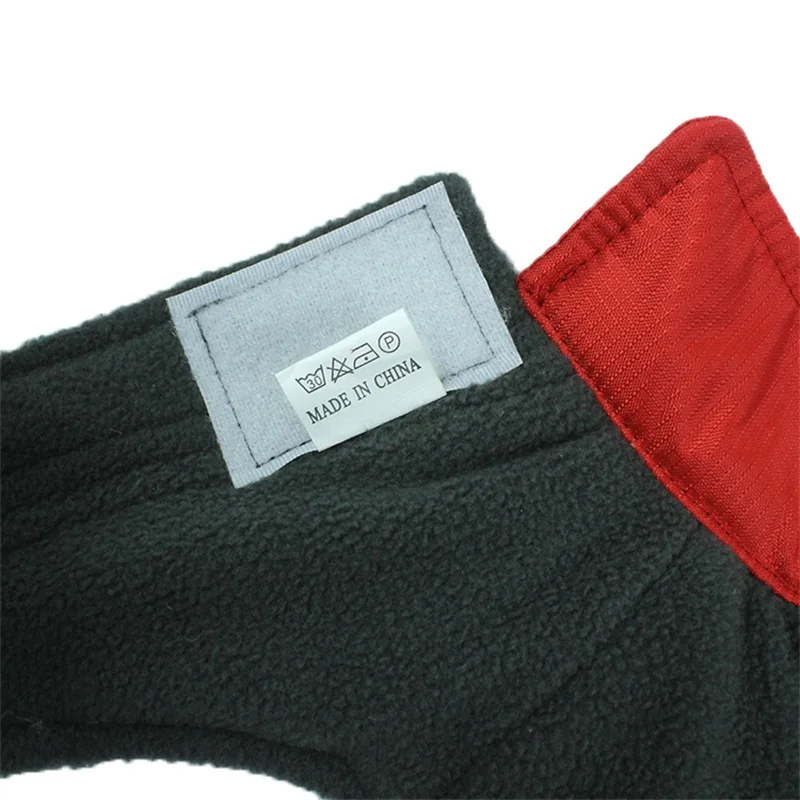 Un artículo rojo y negro con una etiqueta que dice hecha en China