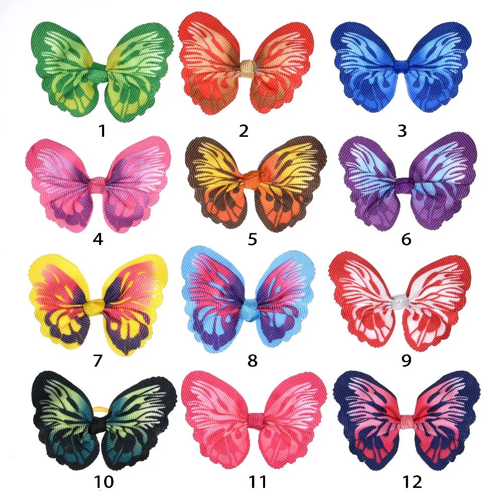 Lazos mariposa de colores para perros sobre fondo blanco