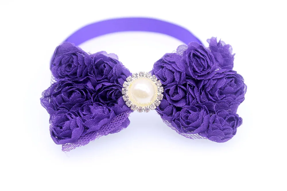 Varios lazos de gasa para mascotas extendidos sobre una superficie