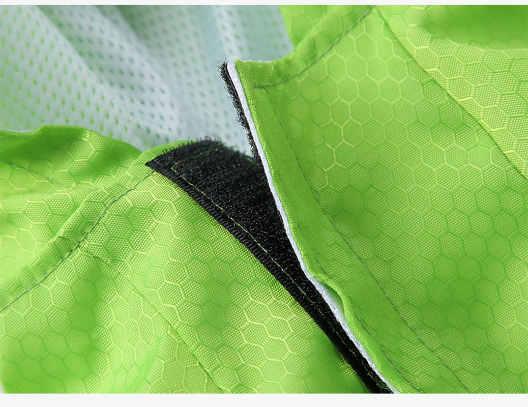 Una tela verde y blanca con un bolsillo negro