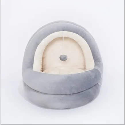 Una cama para mascotas diseñada para gatos. Tiene una forma circular con un borde elevado y una abertura central, típica de una cama para gatos para brindar comodidad y seguridad al gato.