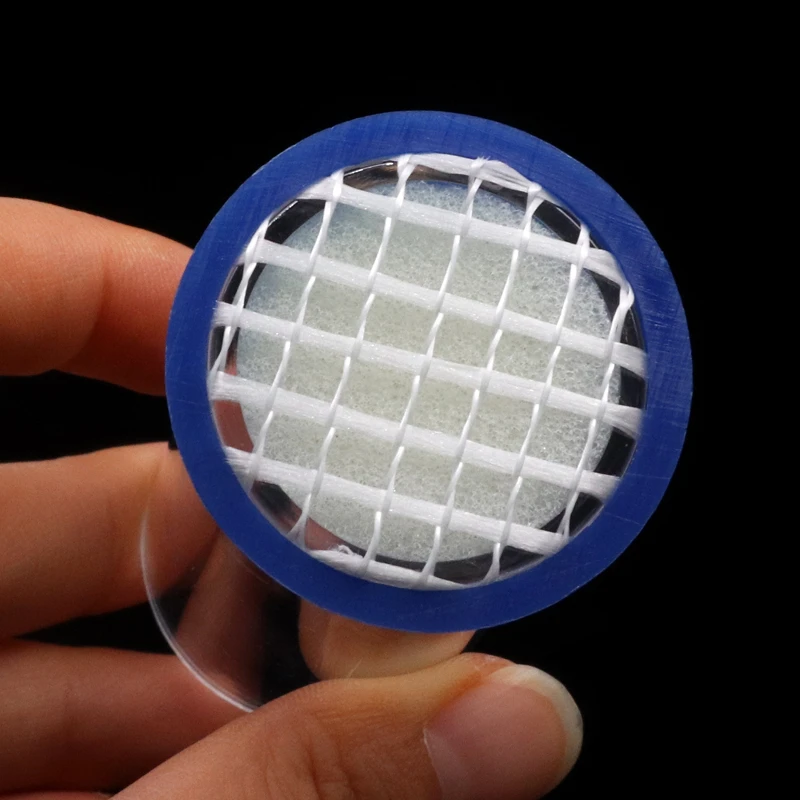 un filtro de malla azul y blanco