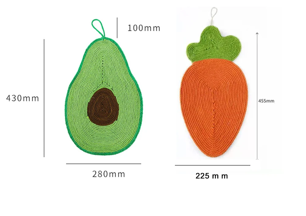 Gato jugando con el rascador de sisal cerca del sofá