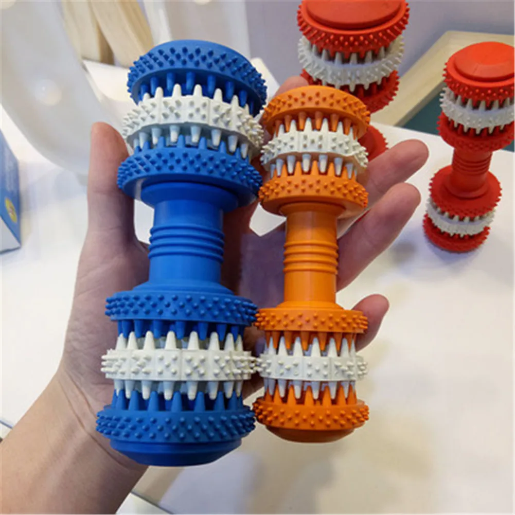 Una persona sostiene dos cepillos de dientes un azul y otro naranja