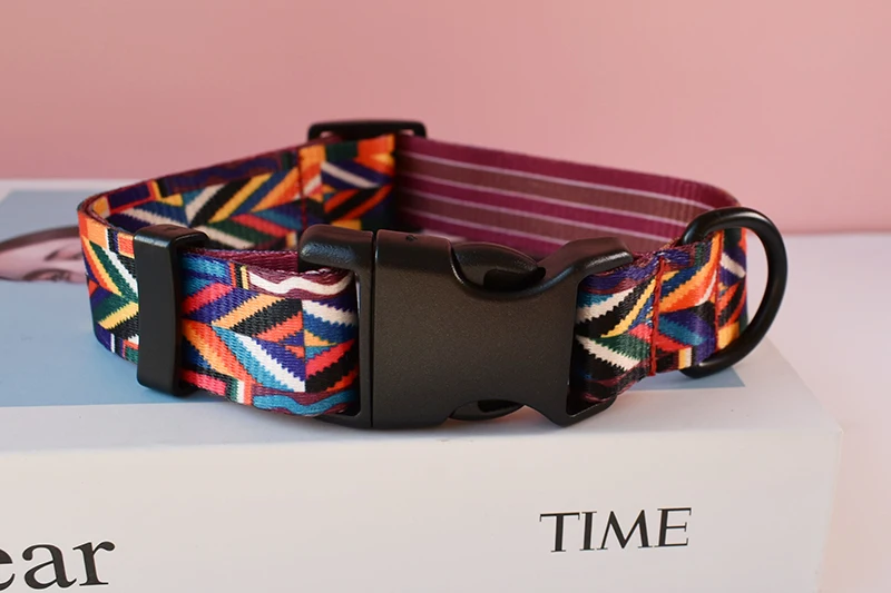 Modelo wearing collar rojo