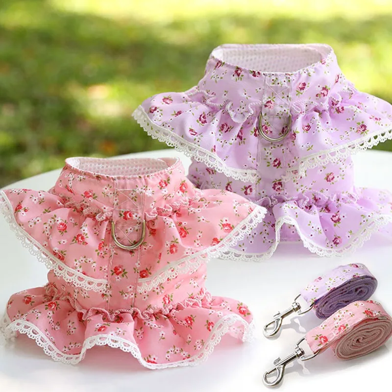 Vista frontal del arnés floral mostrando el pecho acolchado y transpirable