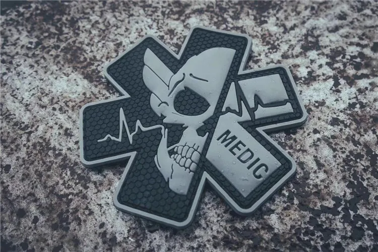 Parche de PVC con calavera, insignia con emblema, equipo médico, alas militares de primeros auxilios con gancho para ropa, mochila, parches tácticos - imagen 3