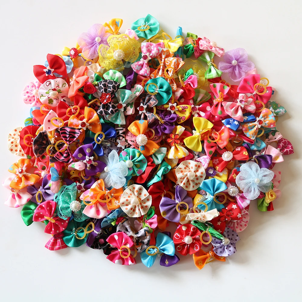 Lazos de perlas y diamantes colocados sobre fondo blanco