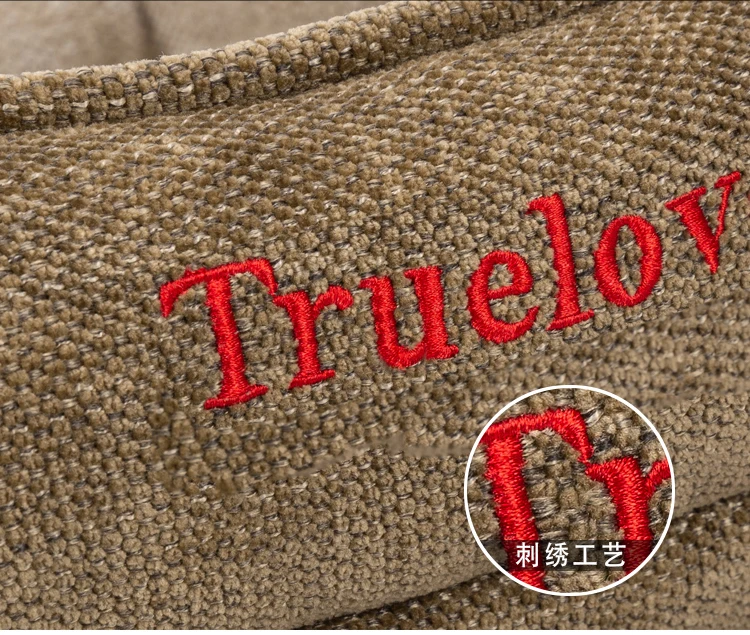 Cama rectangular en esquina de habitación