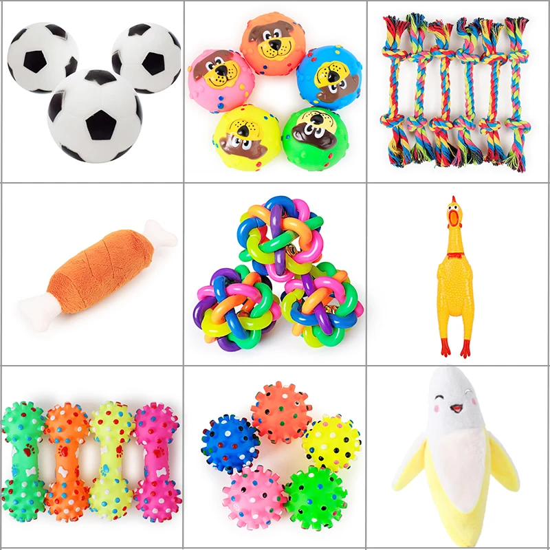 Juguetes de peluche suaves para perros sobre el suelo listos para jugar