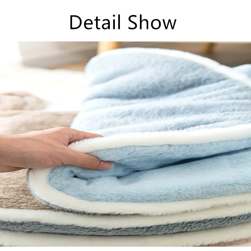 Un primer plano de la mano de una persona interactuando con una tela suave y esponjosa. La tela parece ser una manta o una pieza de ropa de cama, con un color azul claro y un ribete blanco.