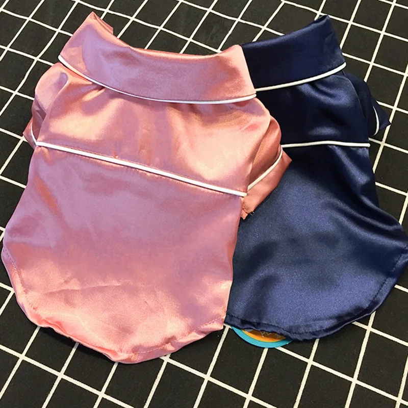 Perro mediano con pijama azul marino para noches frescas