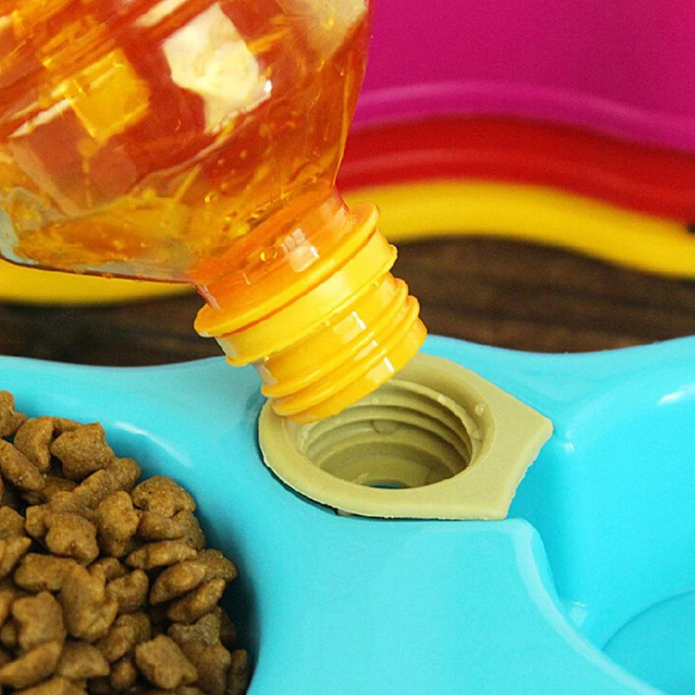 Gato bebiendo agua del comedero doble