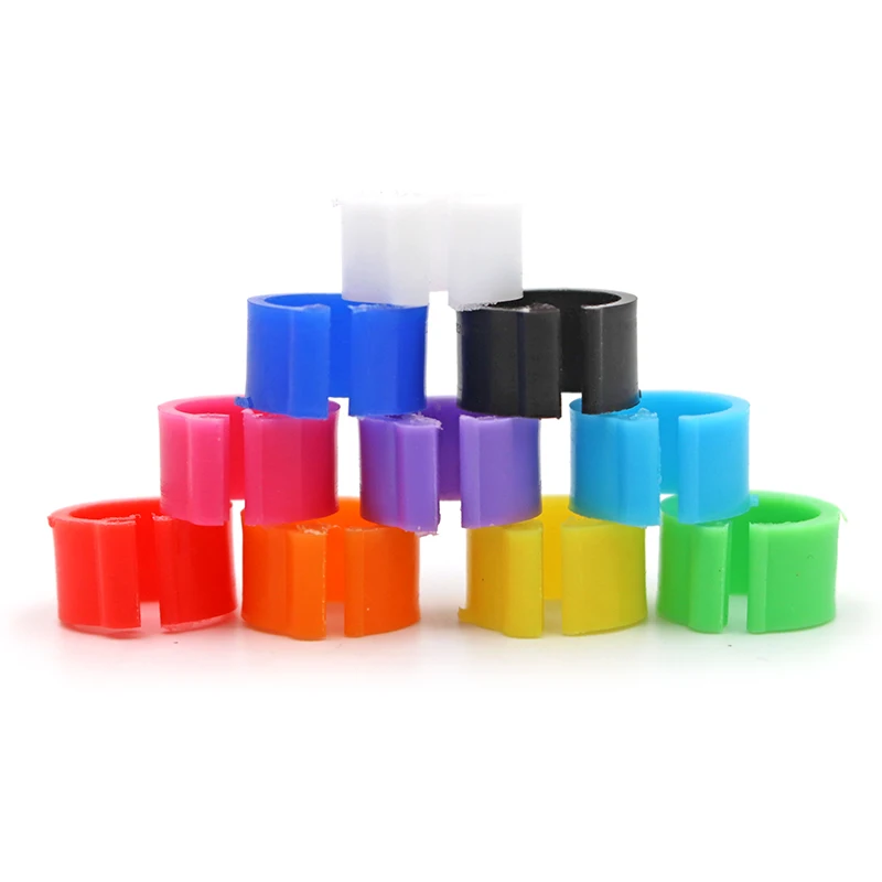 Una pila de anillos de plástico en varios colores