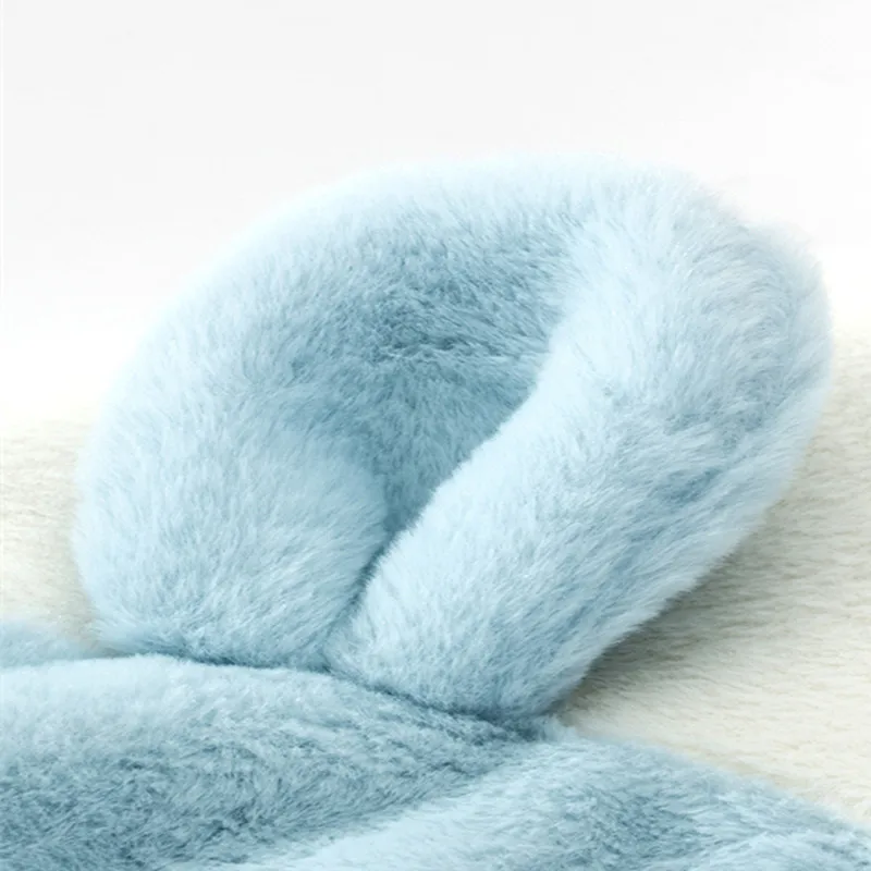 Un primer plano de una tela esponjosa de color azul claro, que parece ser un material suave y afelpado. Podría ser una prenda de vestir, una manta o un elemento decorativo. La textura parece suave y acogedora, lo que sugiere que podría usarse para brindar calidez o comodidad.