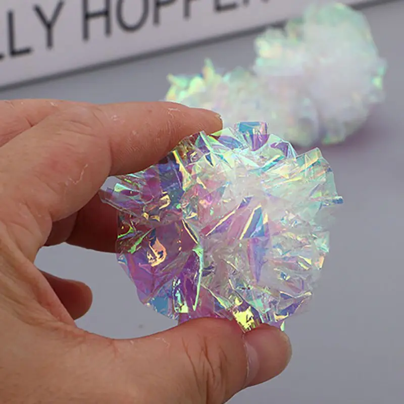 Gato negro de pelaje suave y esponjoso durmiendo plácidamente en un suelo de madera, imagen de felino descansando.