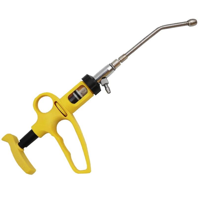 Gato tabby atigrado con ojos verdes amarillentos, acostado y mirando fijamente a la cámara.