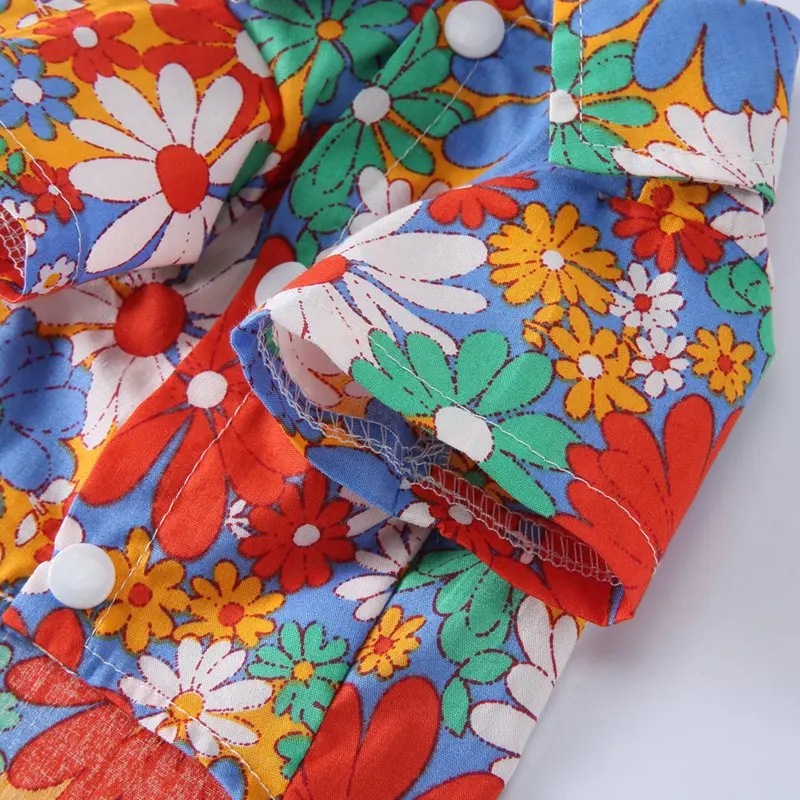 Camisa hawaiana para perros extendida sobre una mesa