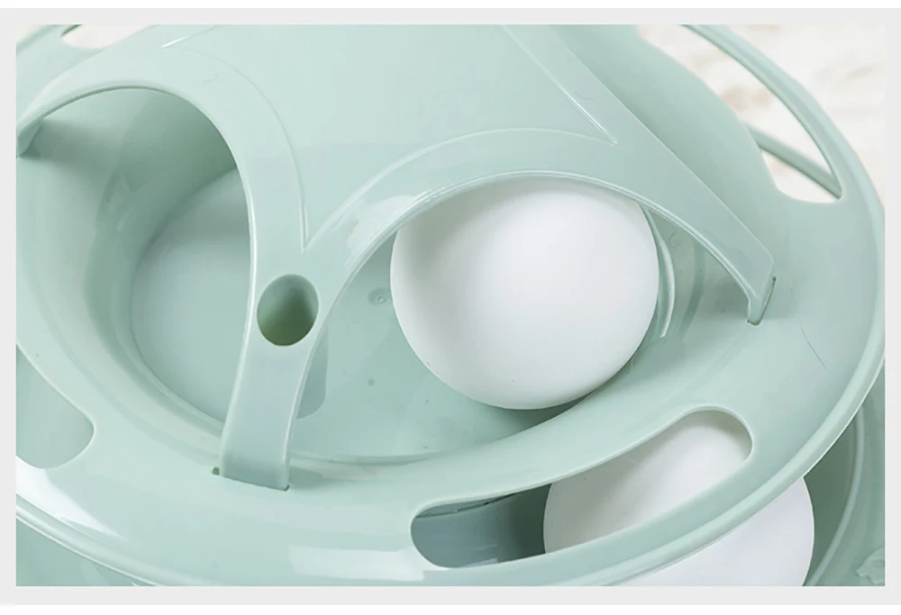 Bola blanca integrada en la pista que atrae la atención del gato